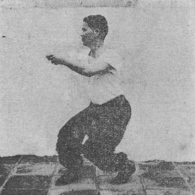Posture 7 : pas de l&rsquo;anneau, le coude droit empile sur la main gauche — planche 7 de l&rsquo;édition de 1947
