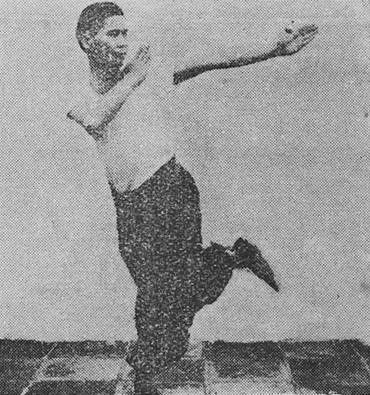 Posture 9 : ailes qui balaient, genou de grue — planche 9 de l&rsquo;édition de 1947