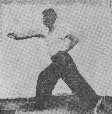 Posture 17 : jambe qui rebondit en arrière, tranche dans la taille — planche 17 de l&rsquo;édition de 1947