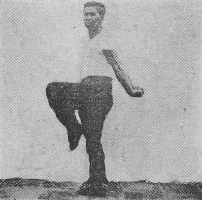 Posture 19 : lever le pas, la main gauche accroche la jambe qui vient — planche 19 de l&rsquo;édition de 1947