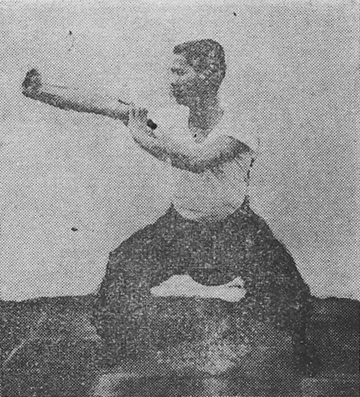 Posture 21 : jambe qui rebondit, fendre vers la nuque — planche 21 de l&rsquo;édition de 1947