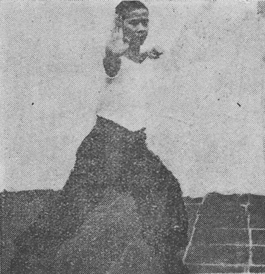 Posture 24 : pas suivi, la paume droite s&rsquo;insère en oblique — planche 24 de l&rsquo;édition de 1947