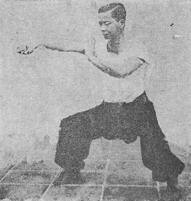 Posture 25 : de face, poing de complément — planche 25 de l&rsquo;édition de 1947