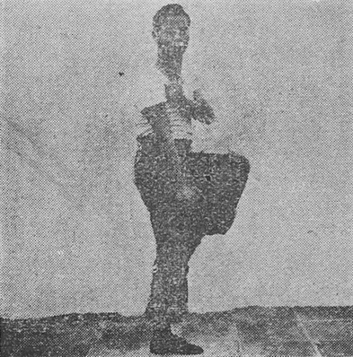 Posture 33 : jambe levée, le poing tranche vers le bas — planche 33 de l&rsquo;édition de 1947