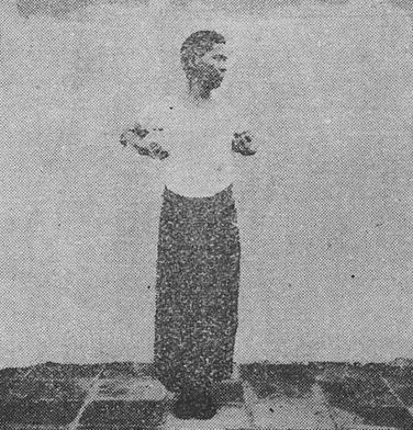 Posture 1 : les poings aux reins, le regard tourné vers l&rsquo;ouest — planche 1b de l&rsquo;édition de 1947