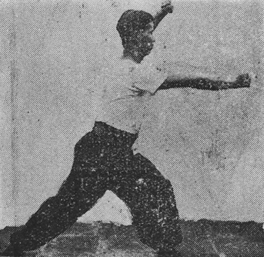 Posture 38 : main suspendue, le poing frappe le nombril — planche 38 de l&rsquo;édition de 1947