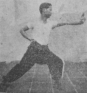Posture 4 : fouler et avancer, les doigts de la paume gauche se plantent en avant — planche 4 de l&rsquo;édition de 1947