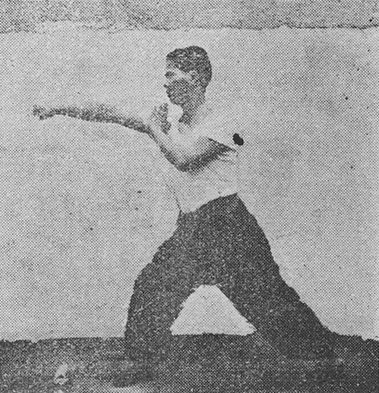 Posture 5 : pas suivi, le poing droit rase la paume gauche — planche 5 de l&rsquo;édition de 1947