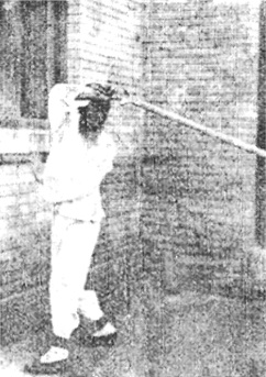 Troisième posture du Kun : « le dragon bleu retourne la tête » (坤卦靑龍返首), photographie du Baguajian xue, 1927