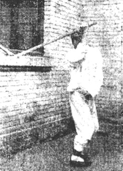 Deuxième posture du Kan : « l&rsquo;immortel porte l&rsquo;épée sur le dos » (坎卦仙人背劍), photographie du Baguajian xue, 1927