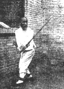 Troisième posture du Kan : « l&rsquo;immortel change de place avec son ombre » (坎卦仙人換影), photographie du Baguajian xue, 1927