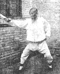 Première posture du Li : « le soleil et la lune se disputent l&rsquo;éclat » (離卦日月爭明), photographie du Baguajian xue, 1927