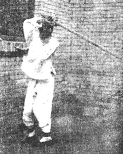 Deuxième posture du Li : « le singe blanc vole une pêche » (離卦白猿偸桃), photographie du Baguajian xue, 1927