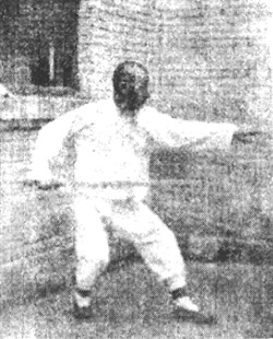 Première posture du Zhen : « le serpent blanc se cache sous l&rsquo;herbe » (震卦白蛇伏草), photographie du Baguajian xue, 1927