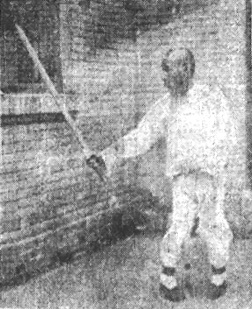 Deuxième posture du Zhen : « le dragon plongé sort de l&rsquo;eau » (震卦濳龍出水), photographie du Baguajian xue, 1927