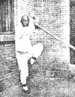 Troisième posture du Zhen : « le dragon bleu sonde la mer » (震卦靑龍探海), photographie du Baguajian xue, 1927