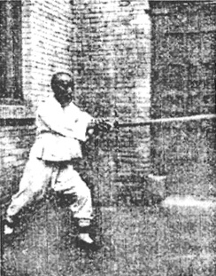 Première posture du Gen : « le tigre noir sort de sa caverne » (艮卦黑虎出洞), photographie du Baguajian xue, 1927