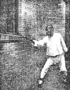 Deuxième posture du Gen : « le serpent blanc tire la langue » (艮卦白蛇吐信), photographie du Baguajian xue, 1927