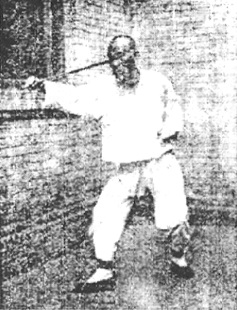 Troisième posture du Gen : « le dragon bleu barre la route » (艮卦靑龍截路), photographie du Baguajian xue, 1927