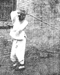 Quatrième posture du Gen : « le singe blanc vole une pêche » (艮卦白猿偸桃), photographie du Baguajian xue, 1927