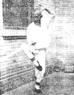 Cinquième posture du Gen : « l&rsquo;immortel entre dans la caverne » (艮卦仙人入洞), photographie du Baguajian xue, 1927
