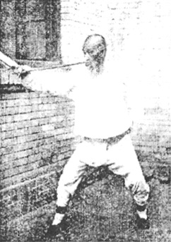 Sixième posture du Gen : « le soleil et la lune se disputent l&rsquo;éclat » (艮卦日月爭明), photographie du Baguajian xue, 1927