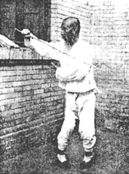 Septième posture du Gen : « l&rsquo;étoile filante chasse la lune » (艮卦流星趕月), photographie du Baguajian xue, 1927