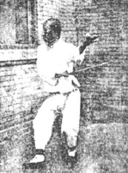 Première posture du Xun : « la fleur cachée sous la feuille » (巽卦葉裡藏花, 1re partie), photographie du Baguajian xue, 1927