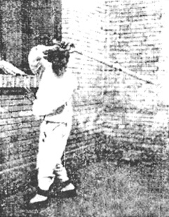 Quatrième posture du Xun : « le tigre féroce barre la route » (巽卦猛虎截路), photographie du Baguajian xue, 1927