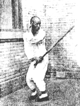 Première posture du Dui : « trancher le bras » (兌卦㓲膀), photographie du Baguajian xue, 1927