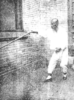 Deuxième posture du Dui : « l&rsquo;épée du retour du cheval » (兌卦回馬劍), photographie du Baguajian xue, 1927