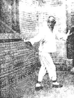 Troisième posture du Dui : « retourner la tête pour contempler la lune » (兌卦回頭望月), photographie du Baguajian xue, 1927