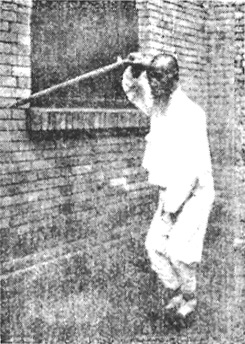 Première posture du Qian : « le dragon en hibernation retourne son corps » (乾卦蟄龍翻身), photographie du Baguajian xue, 1927