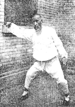 Deuxième posture du Qian : « l&rsquo;horizon balaie la lune » (乾卦天邊掃月), photographie du Baguajian xue, 1927