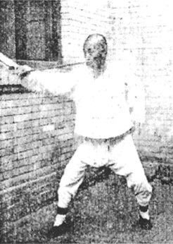 Première posture du Kun : « le soleil et la lune se disputent l&rsquo;éclat » (坤卦日月爭明), photographie du Baguajian xue, 1927