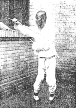Deuxième posture du Kun : « l&rsquo;étoile filante chasse la lune » (坤卦流星赶月), photographie du Baguajian xue, 1927