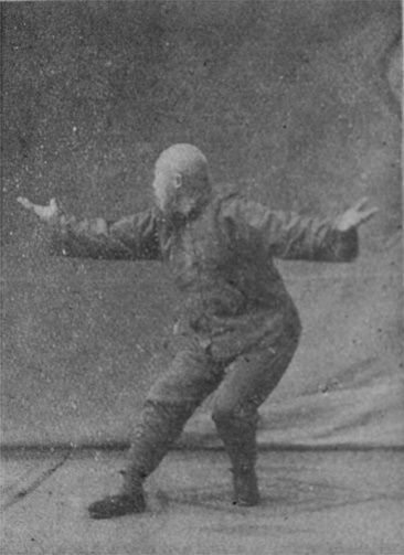 paumes portées à plat à droite, 1re partie (photographie de 1937)