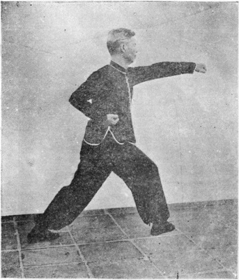 Cinquième posture, figure finale : le poing gauche en estoc vers l&rsquo;ouest, planche de l&rsquo;édition de 1958