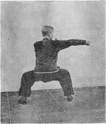 Sixième posture : posture du cavalier, le poing droit en coup d&rsquo;appoint contre la paume gauche, planche de l&rsquo;édition de 1958