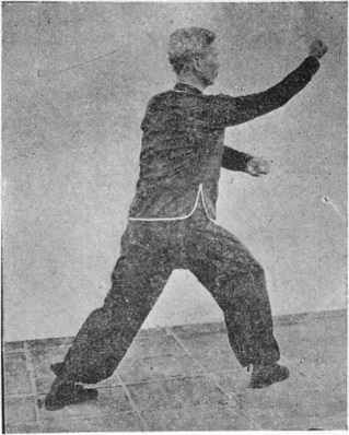 Septième posture : posture de la montée, le poing droit montant en coup subjuguant, planche de l&rsquo;édition de 1958