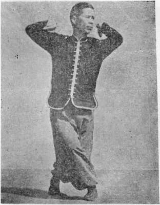 Huitième posture : posture assise en torsion, le coude gauche soutenant de bas en haut, planche de l&rsquo;édition de 1958