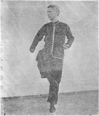 Douzième posture : posture sur une jambe, la main droite crochetant vers le bas, planche de l&rsquo;édition de 1958