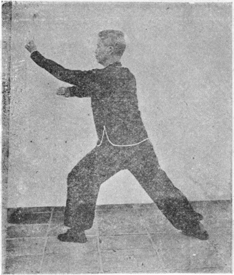 Treizième posture, figure finale : le poing gauche montant à hauteur de la tête, planche de l&rsquo;édition de 1958