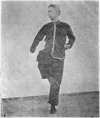 Seizième posture : posture sur une jambe, la main droite crochetant le long de la cuisse, planche de l&rsquo;édition de 1958