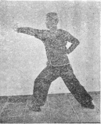 Dix-septième posture, première figure de passage : la paume gauche couvrant de biais vers le bas, planche de l&rsquo;édition de 1958
