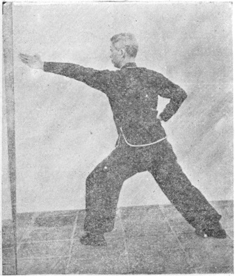 Dix-septième posture, figure finale : la paume gauche sortant de biais sous le coude, planche de l&rsquo;édition de 1958