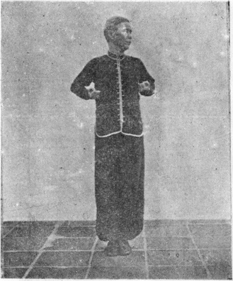 Première posture, figure finale : les deux poings tirés à hauteur de poitrine, planche de l&rsquo;édition de 1958