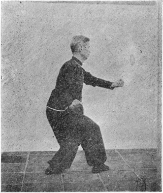 Dix-huitième posture : le corps pivotant vers l&rsquo;ouest, les deux mains tirant de l&rsquo;est, planche de l&rsquo;édition de 1958