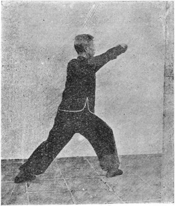 Dix-neuvième posture : le poing droit montant en cercle contre la paume gauche, planche de l&rsquo;édition de 1958