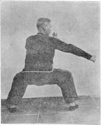 Vingtième posture : posture du cavalier, la main droite fendant vers le bas, planche de l&rsquo;édition de 1958